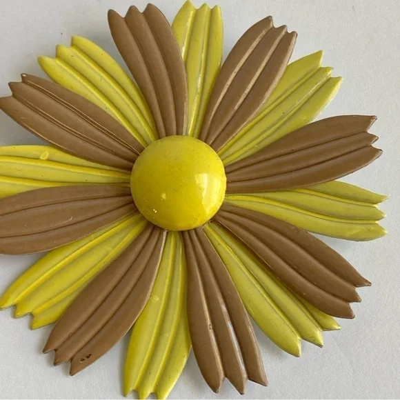 Vintage Enamel Daisy Brooch Sunburst Sunshine Pin 60s Retro Mod Yellow Tan Large - Picture 5 of 8